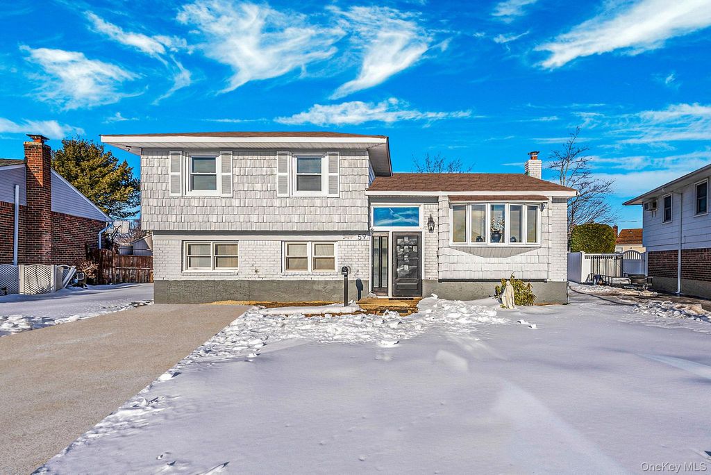 Photo of 59 Ford Drive W, Massapequa, NY 11758 (MLS # 960418)