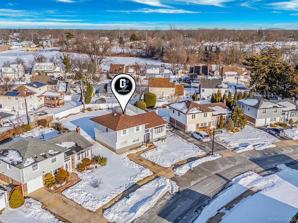 Photo of 59 Ford Drive W, Massapequa, NY 11758 (MLS # 960418)