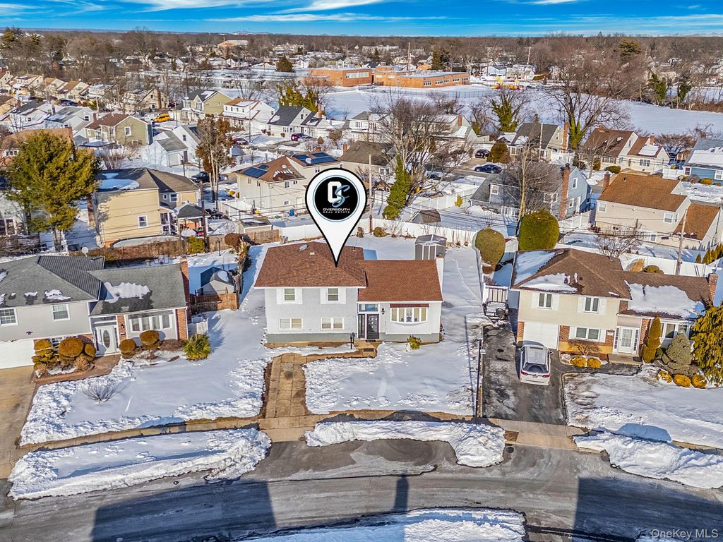 Photo of 59 Ford Drive W, Massapequa, NY 11758 (MLS # 960418)