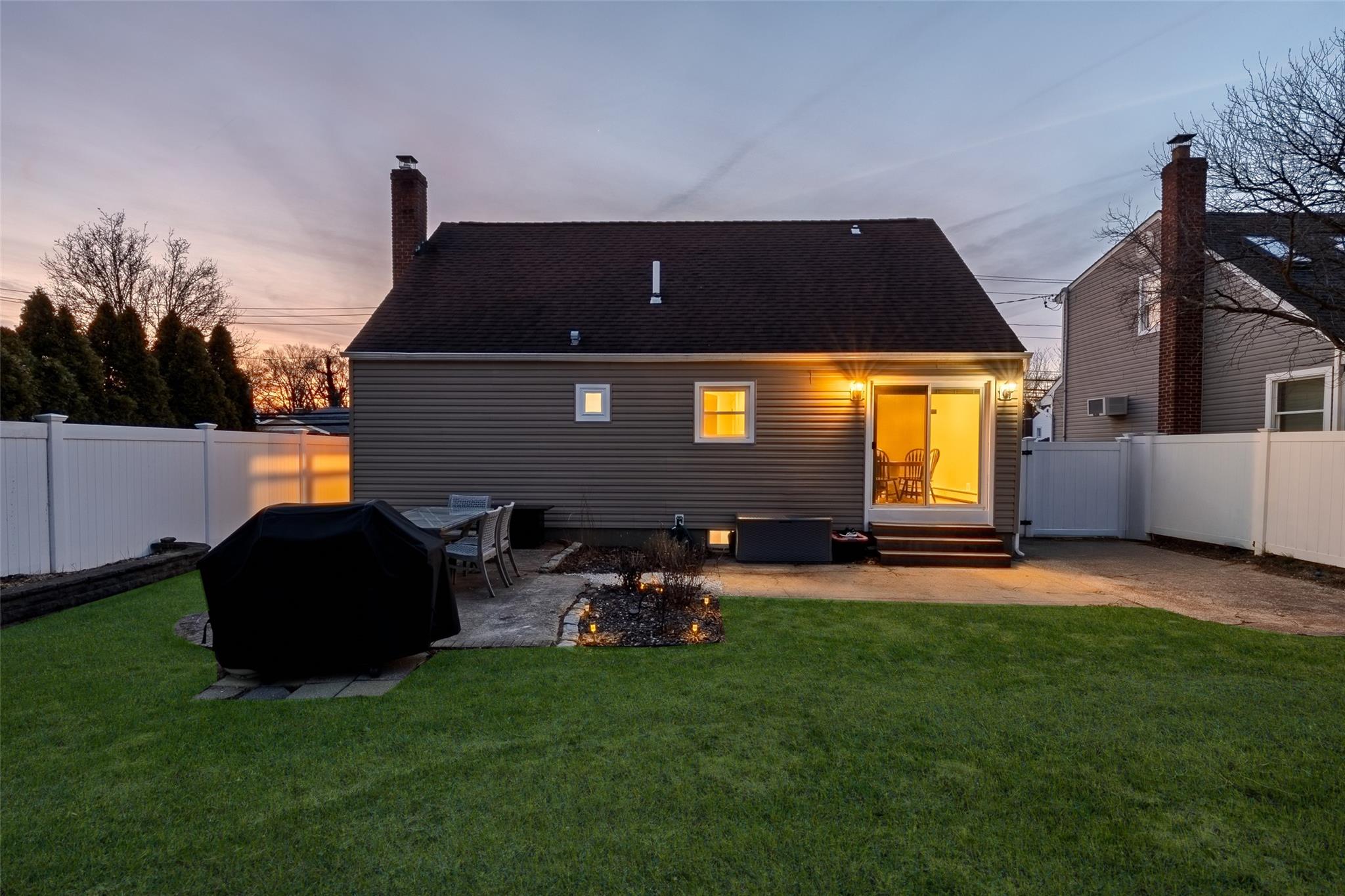 552 Meadowbrook Rd Rd, Merrick, New York image 2