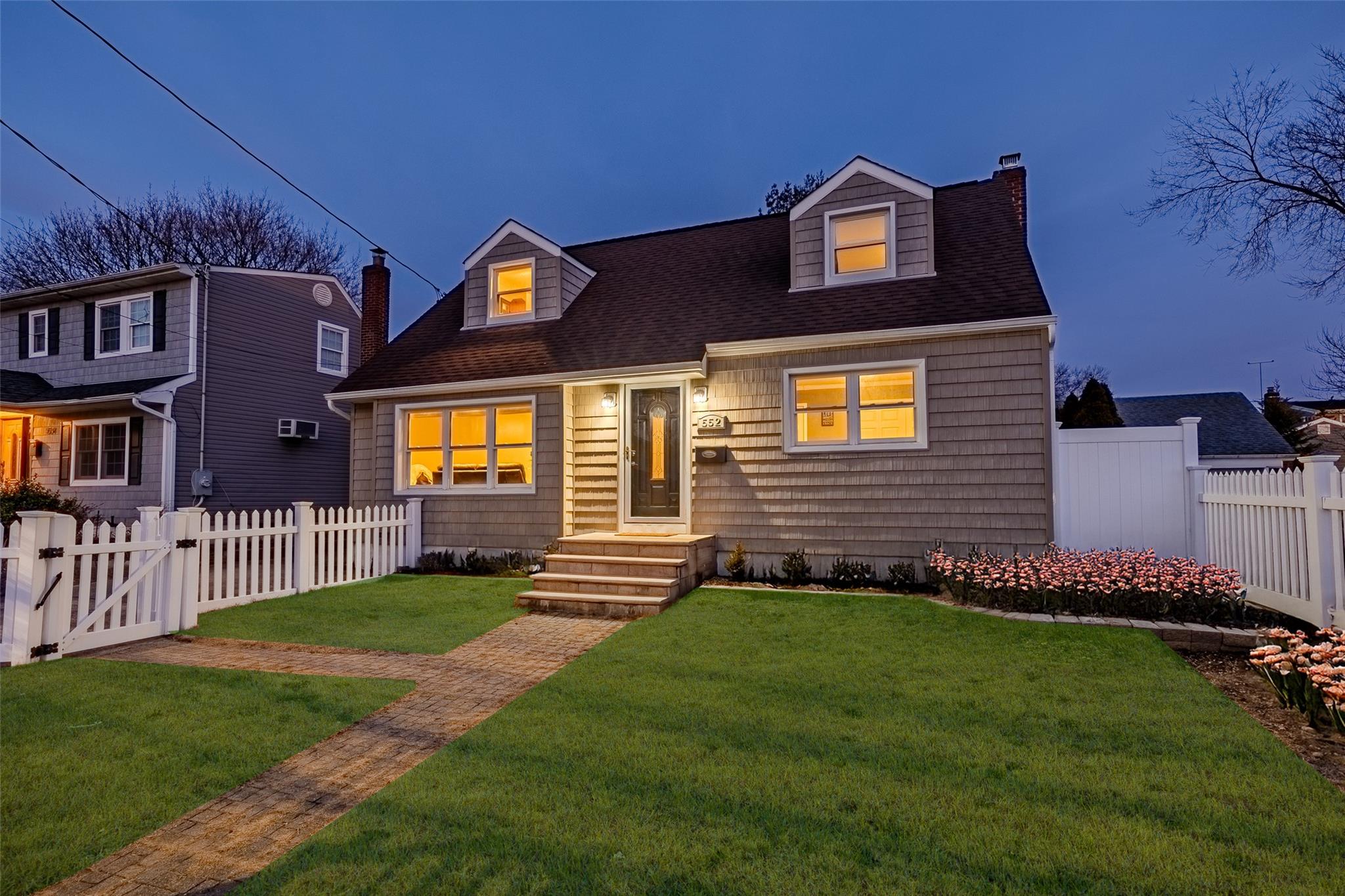 552 Meadowbrook Rd Rd, Merrick, New York image 1