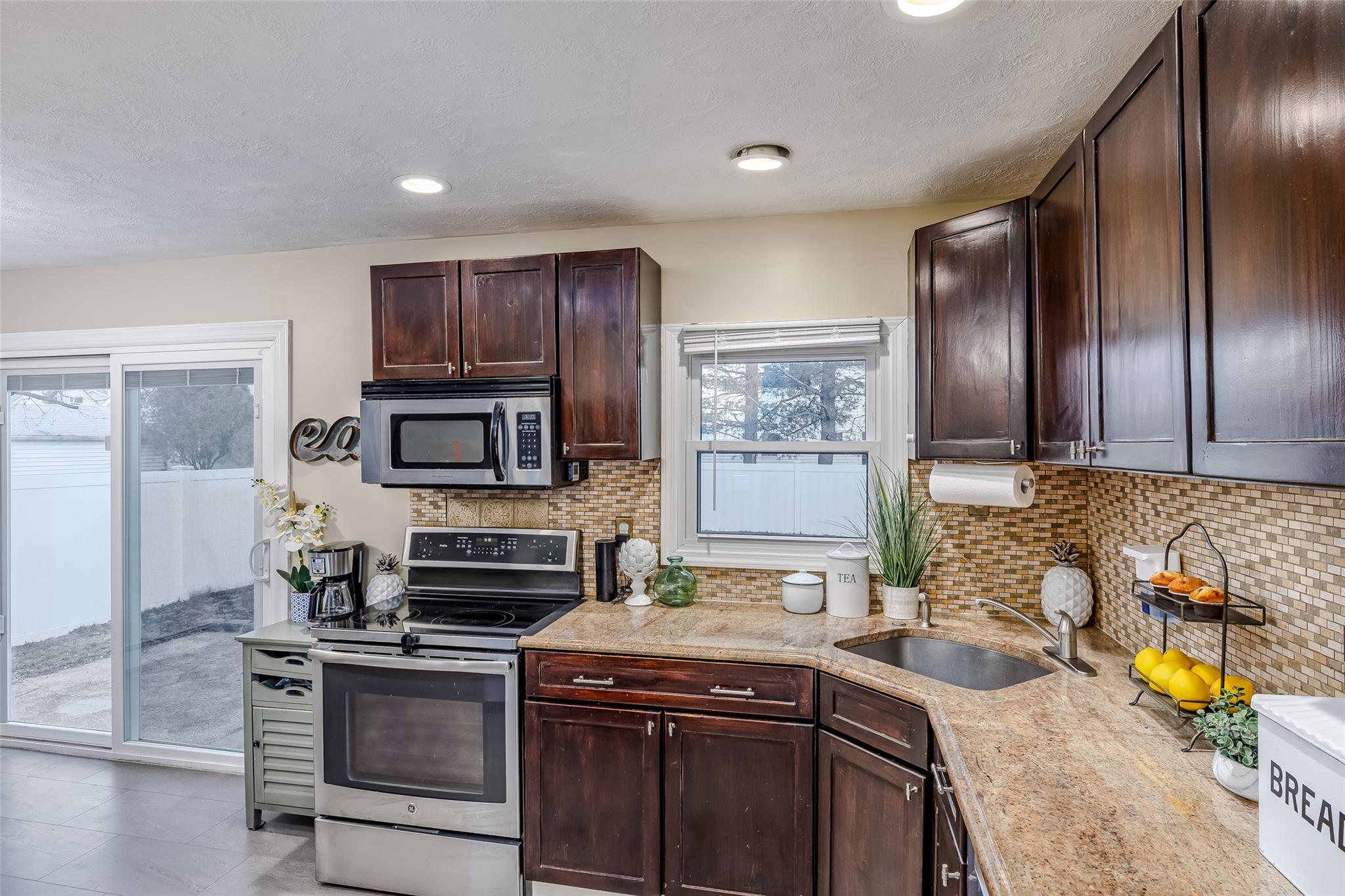 552 Meadowbrook Rd Rd, Merrick, New York image 14