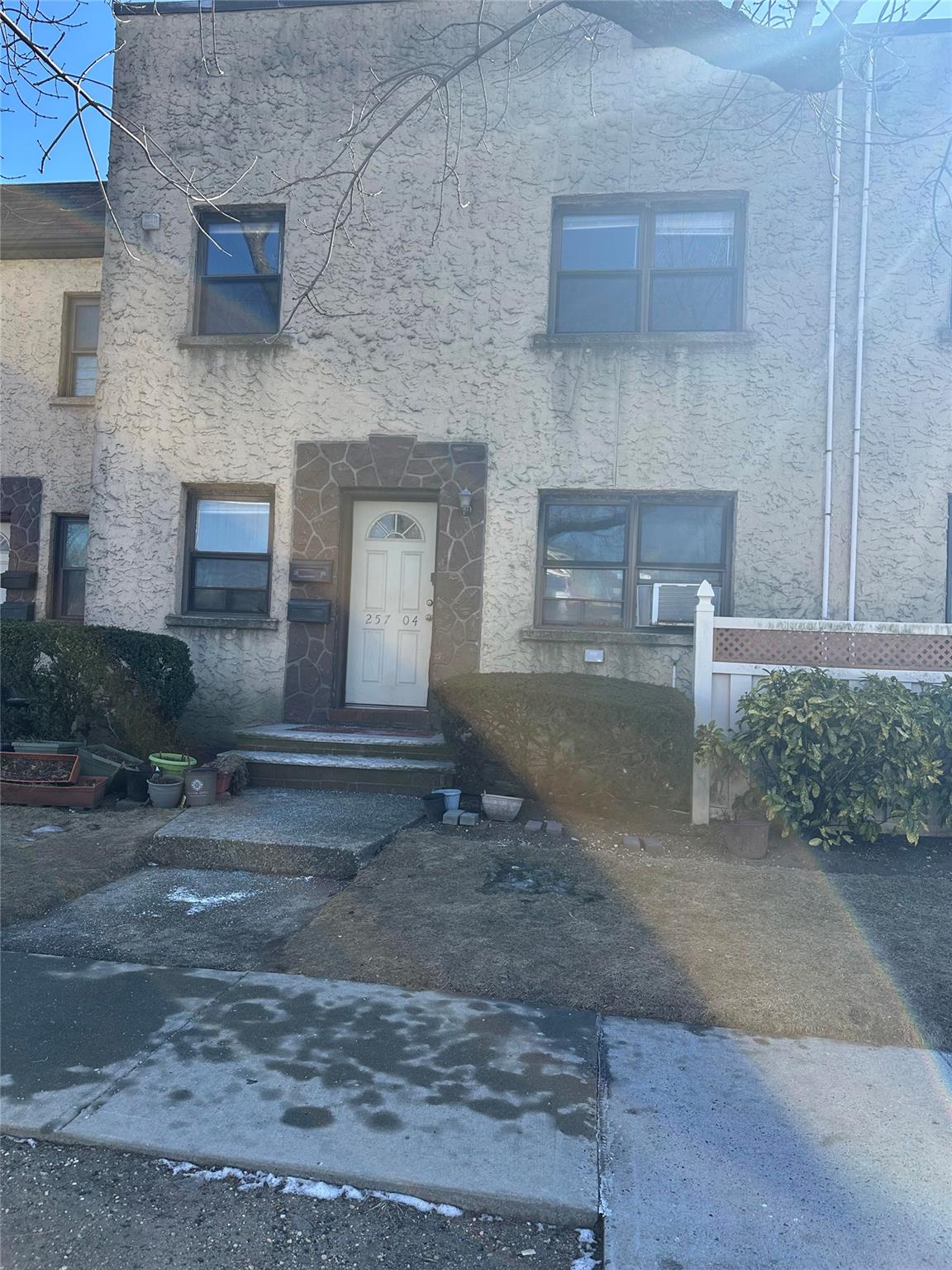 Hillside Avenue, Floral Park, Queens, NY - 2 Bedrooms  
1 Bathrooms  
5 Rooms - 