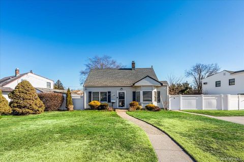 57 Pond Lane Levittown NY 11756