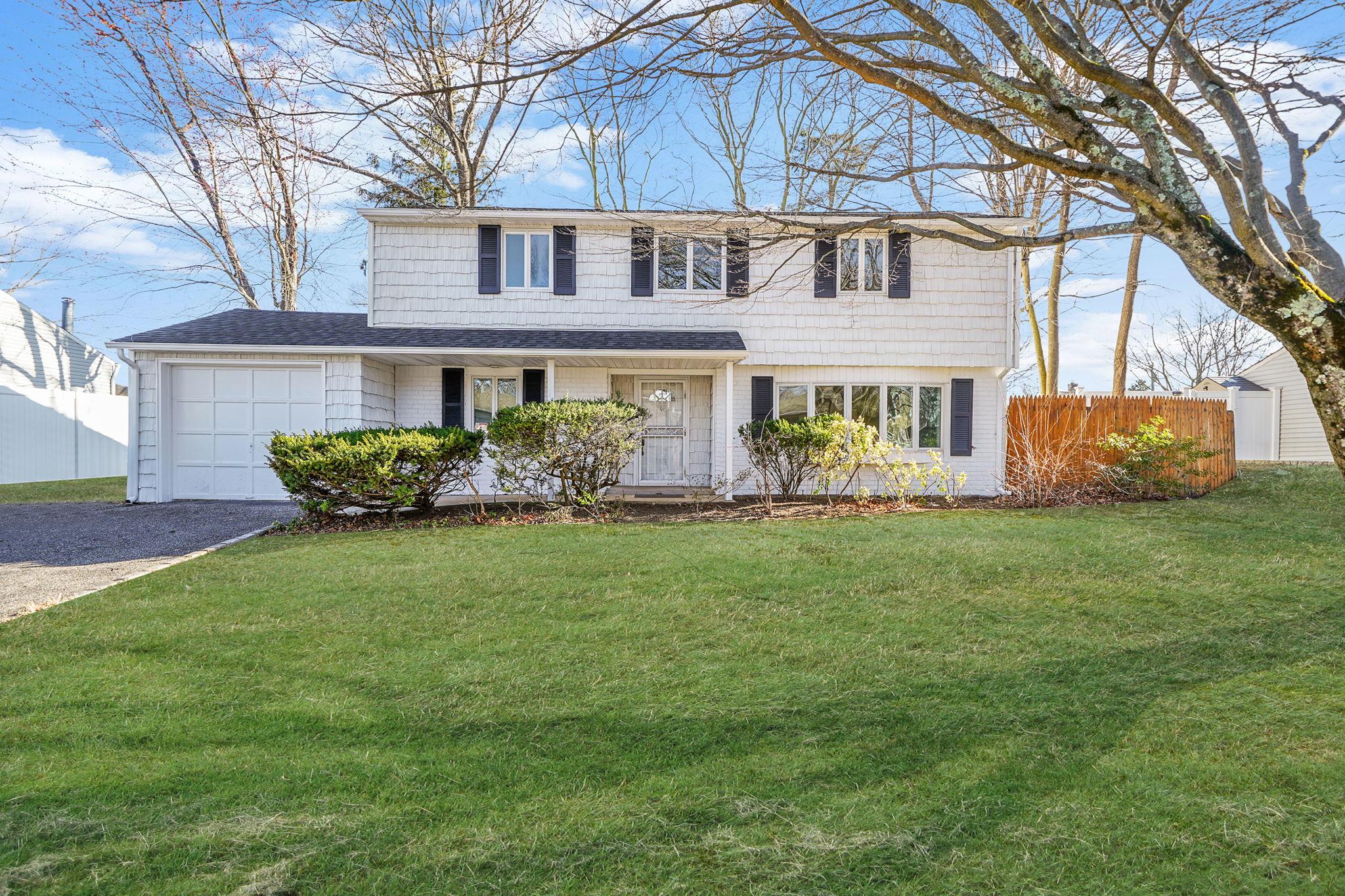 46 Grand Haven Drive, Commack, New York image 2