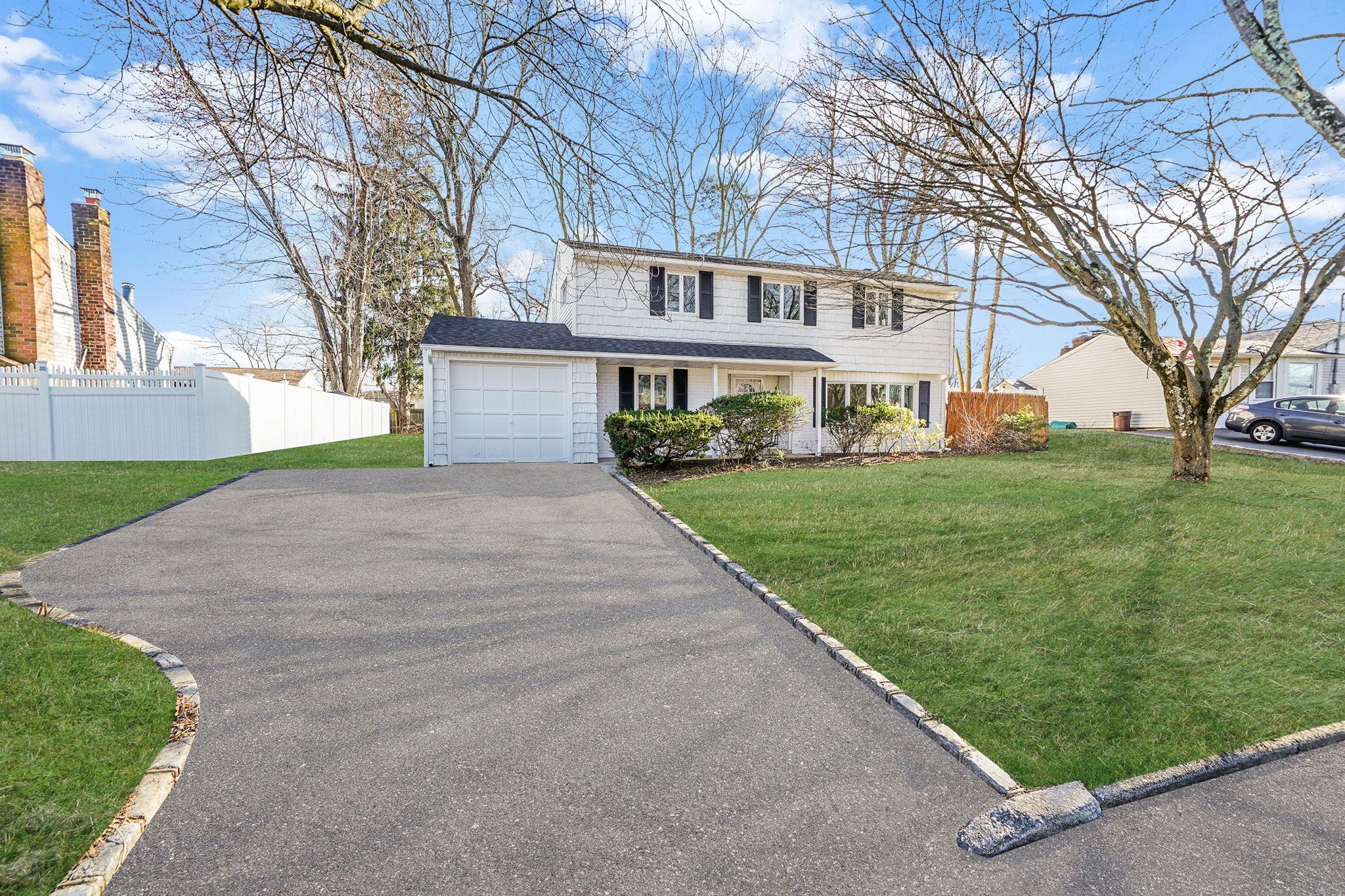 46 Grand Haven Drive, Commack, New York image 1