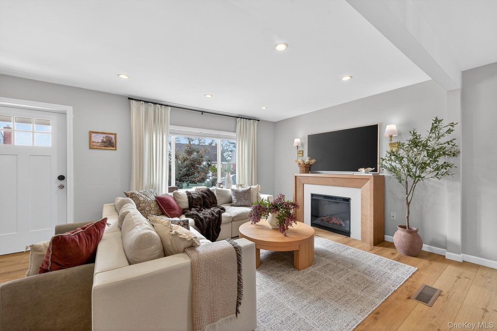 Photo of 1024 Oaks Drive, Franklin Square, NY 11010 (MLS # 959586)