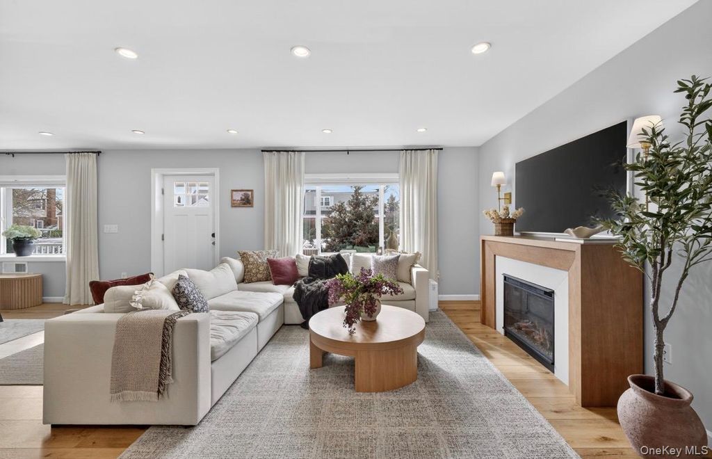 Photo of 1024 Oaks Drive, Franklin Square, NY 11010 (MLS # 959586)