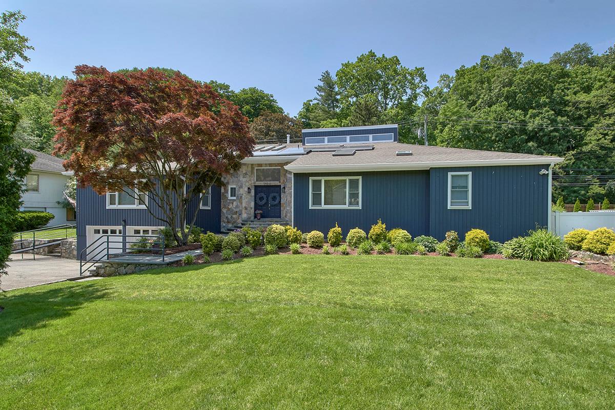 20 Carriage Way, White Plains, New York image 1