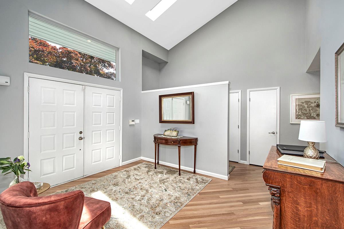 20 Carriage Way, White Plains, New York image 2