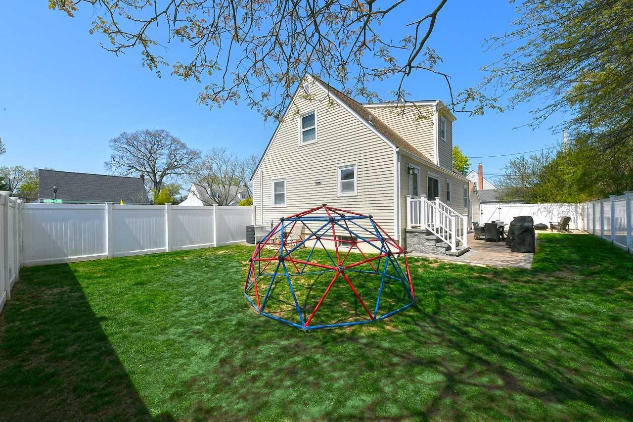 214 Maeder Avenue, Merrick, New York image 27