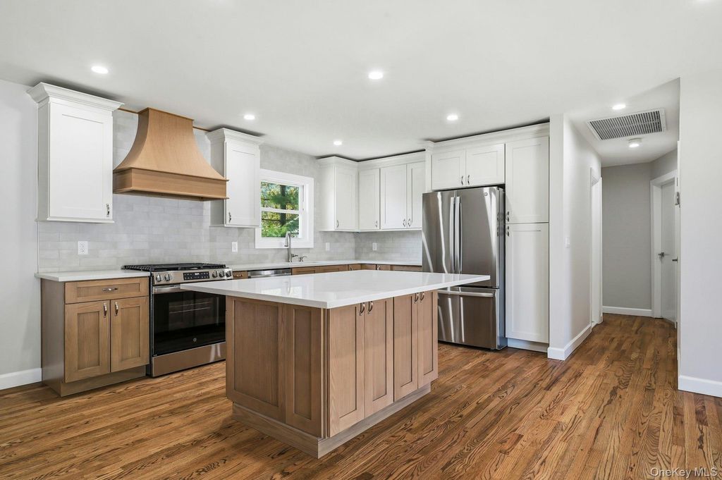 Photo of 21 Robbins Street, Lindenhurst, NY 11757 (MLS # 996633)