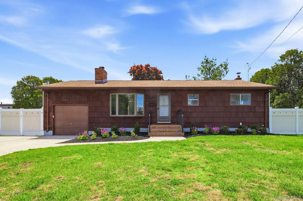 Photo of 21 Robbins Street, Lindenhurst, NY 11757 (MLS # 996633)