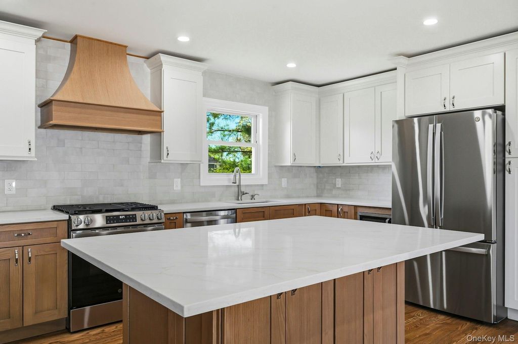 Photo of 21 Robbins Street, Lindenhurst, NY 11757 (MLS # 996633)