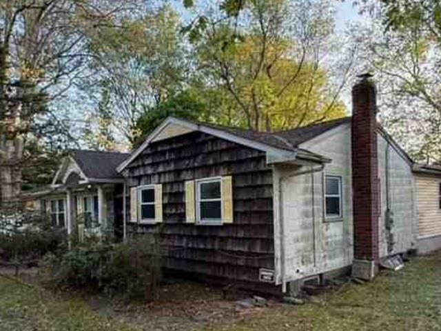 Brooksite Drive, Smithtown, Hamptons, NY - 3 Bedrooms  
3 Bathrooms - 