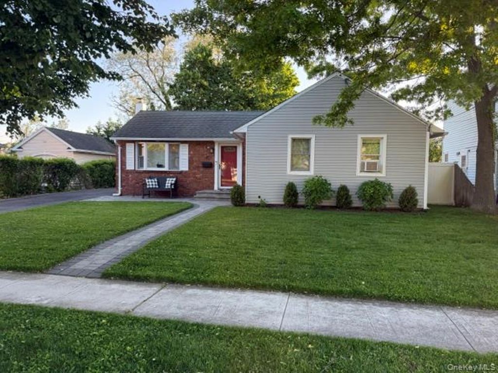 Photo of 10 Nehring Avenue, Babylon, NY 11702 (MLS # 1007653)