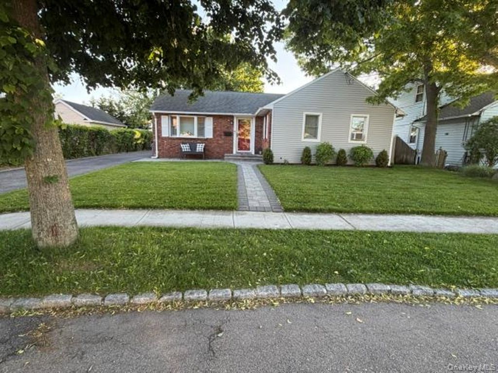 Photo of 10 Nehring Avenue, Babylon, NY 11702 (MLS # 1007653)