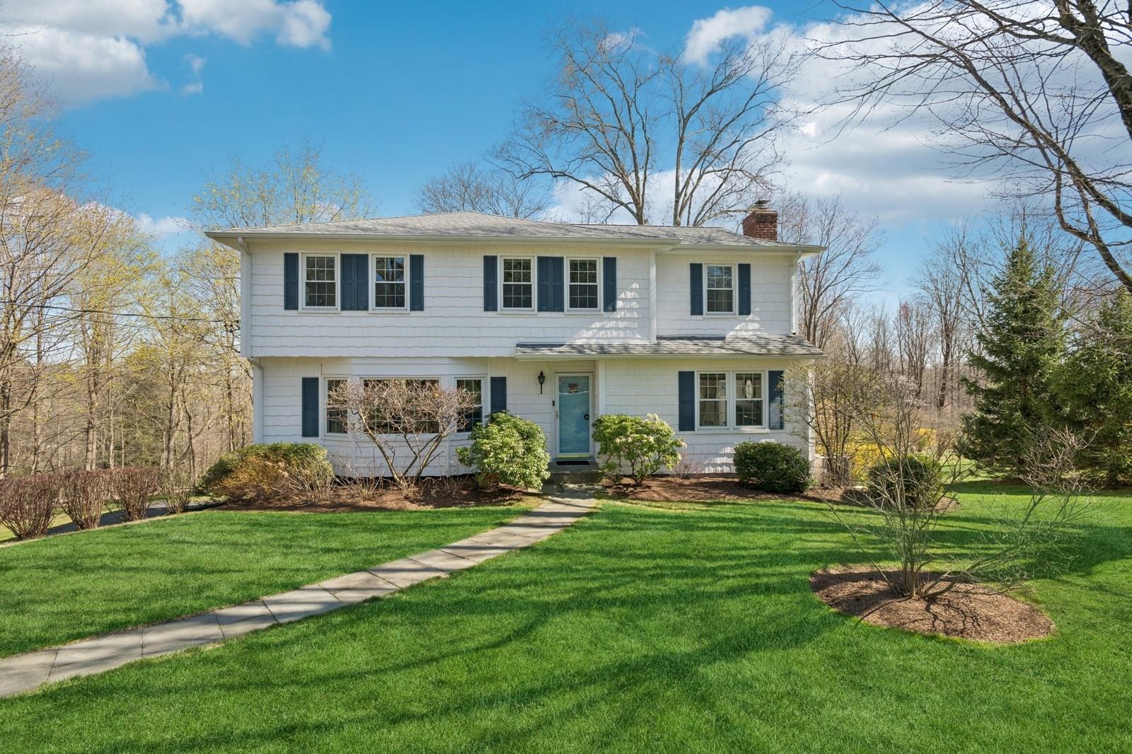 Highview Road, Ossining, New York - 4 Bedrooms  
3 Bathrooms  
8 Rooms - 