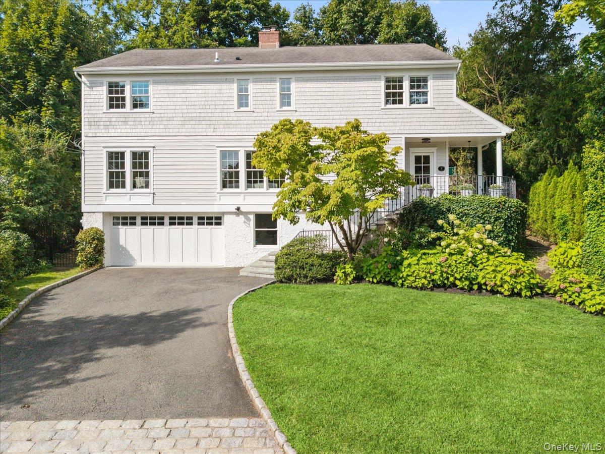 8 Lyons Place