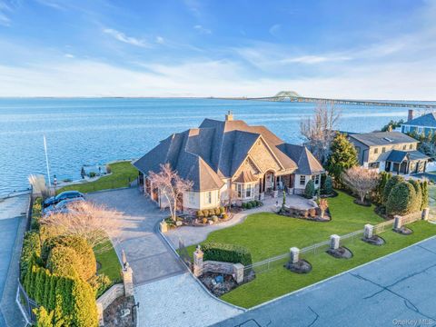 Homes For Sale - 4 Shoal Drive<br/> West Islip, NY 11795