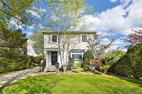 Photo of 295 New Hyde Park Road, Garden City, NY 11530 (MLS # 987642)