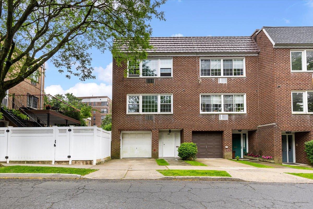 Property for Sale at W 231st Street, Bronx, New York - Bedrooms: 3 
Bathrooms: 3.5 
Rooms: 9  - $1,095,000
