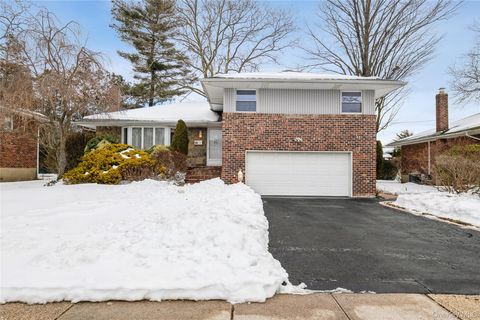 Photo of 15 Center Drive, Syosset, NY 11791 (MLS # 959007)