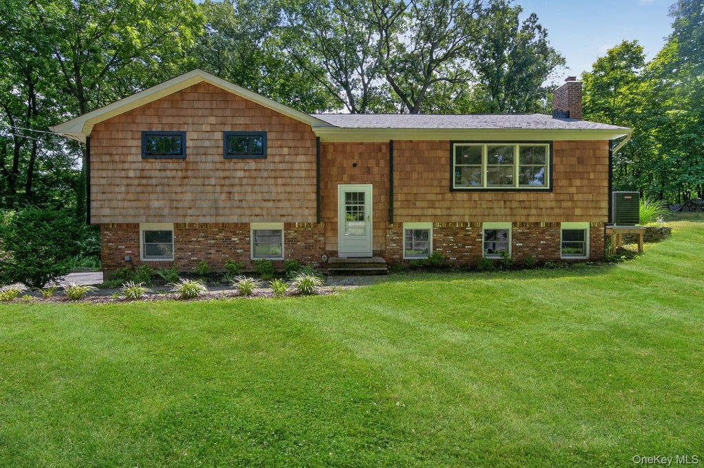 Photo of 6A Rochester Court, Huntington, NY 11743 (MLS # 1035752)