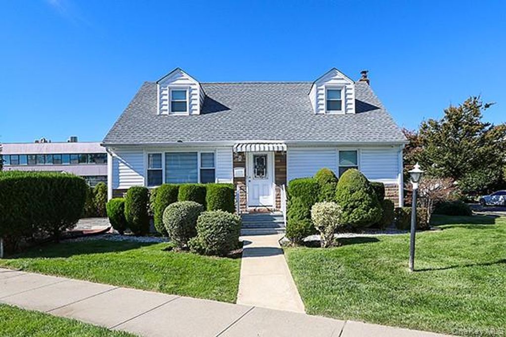 Photo of 132 Bethel Road, Albertson, NY 11507 (MLS # 926388)