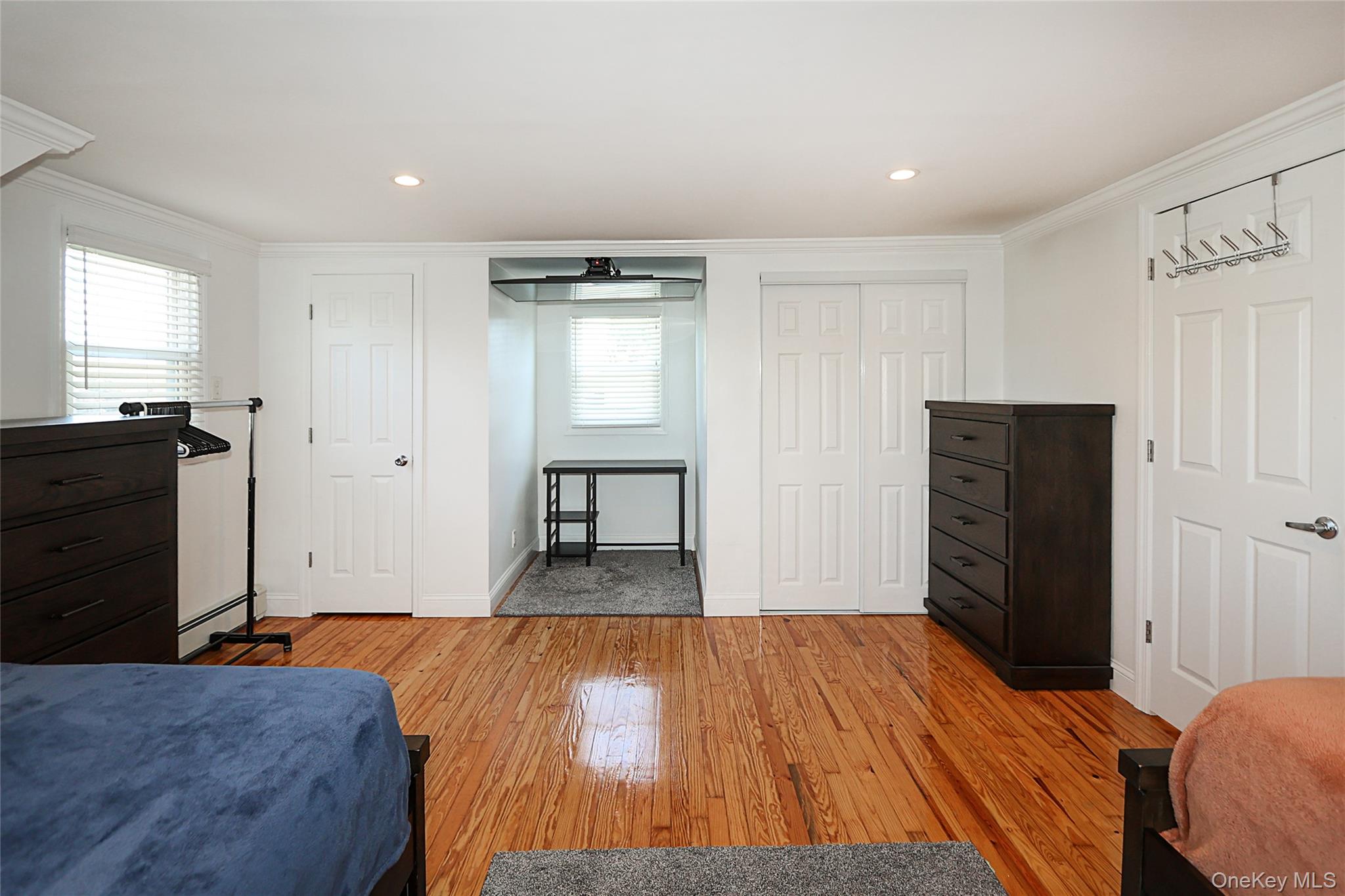 Albertson, New York 11507, United States, 4 Bedrooms Bedrooms, ,2 BathroomsBathrooms,Residential,Active,230920