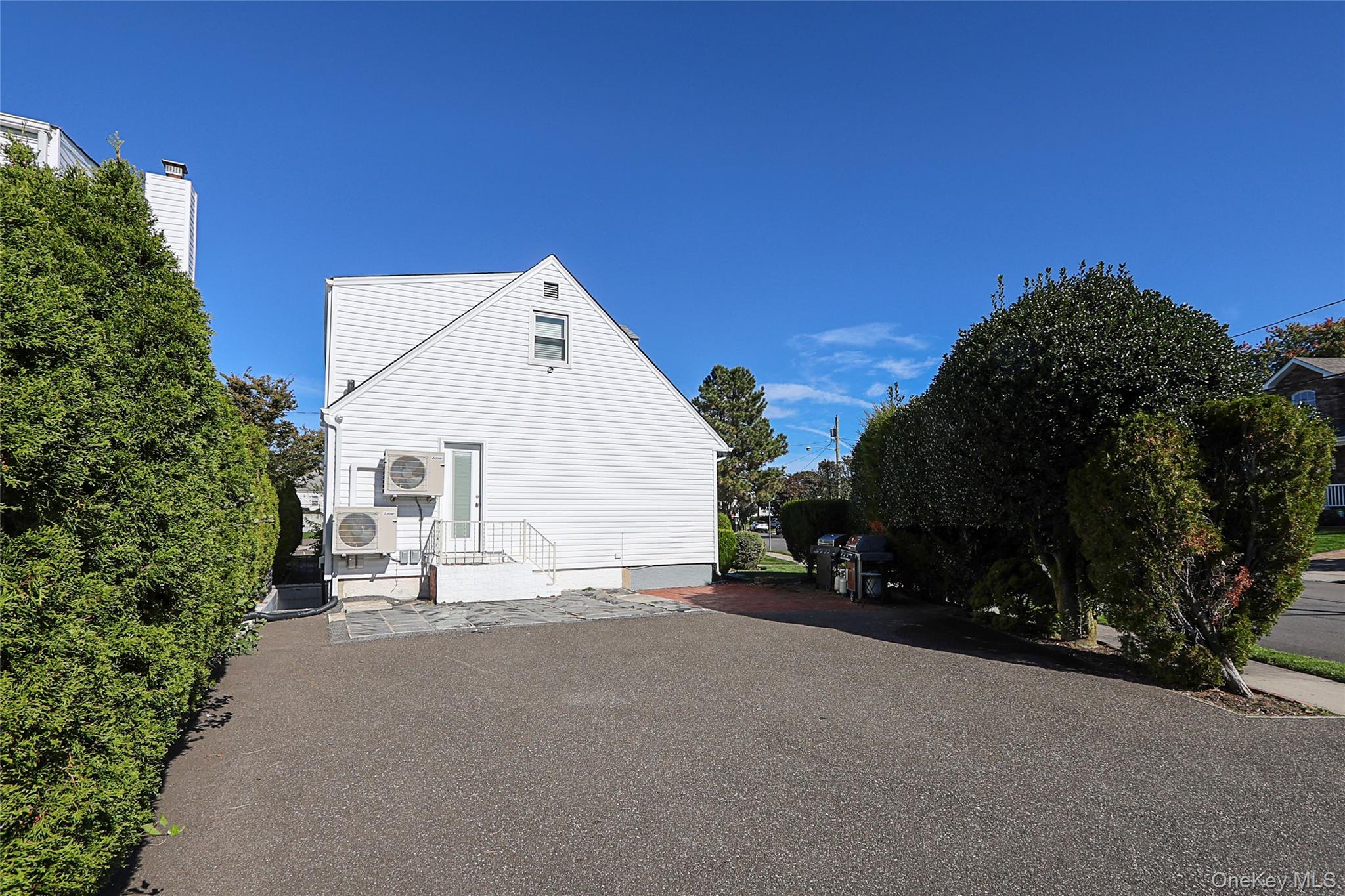 Albertson, New York 11507, United States, 4 Bedrooms Bedrooms, ,2 BathroomsBathrooms,Residential,Active,230920