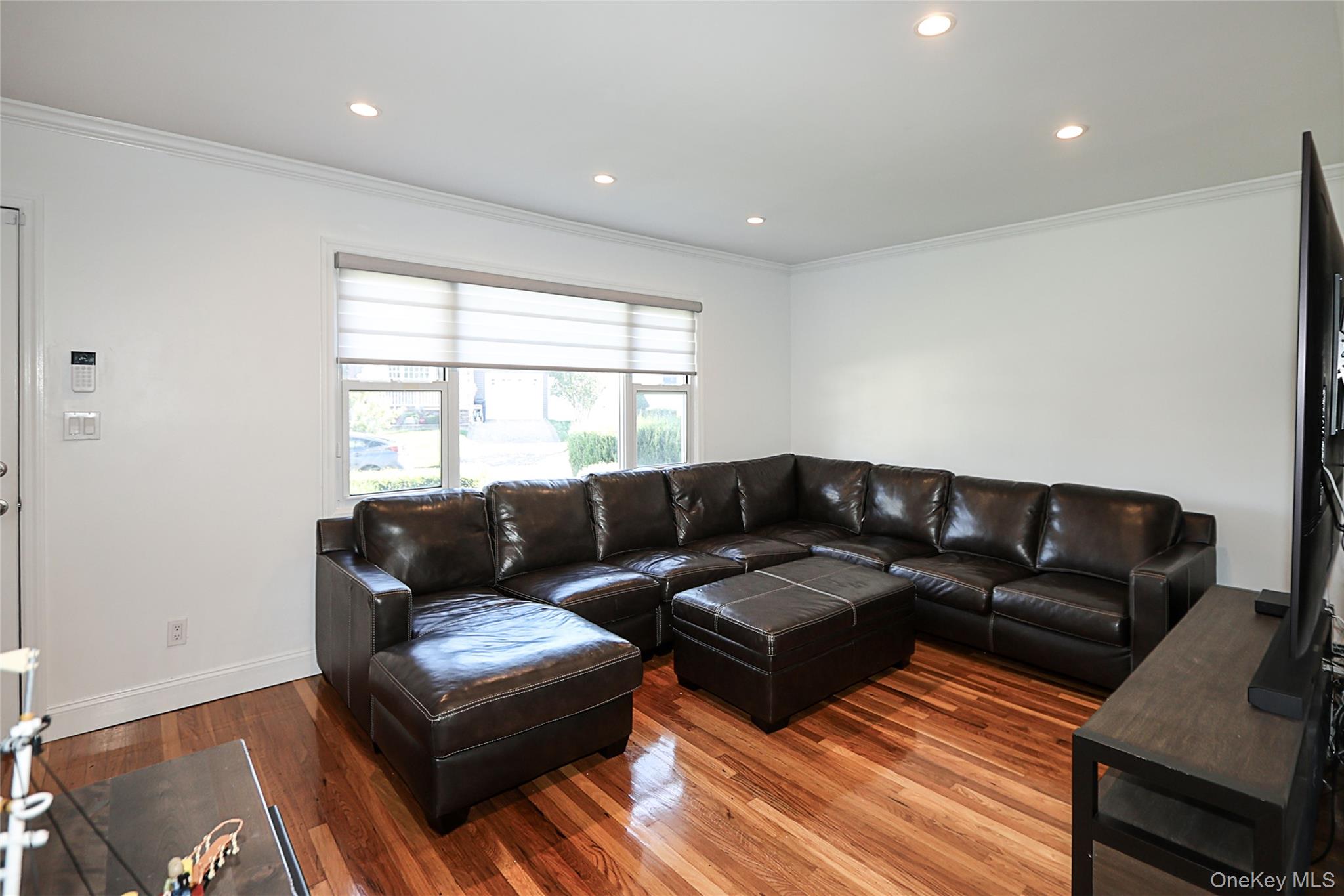 Albertson, New York 11507, United States, 4 Bedrooms Bedrooms, ,2 BathroomsBathrooms,Residential,Active,230920