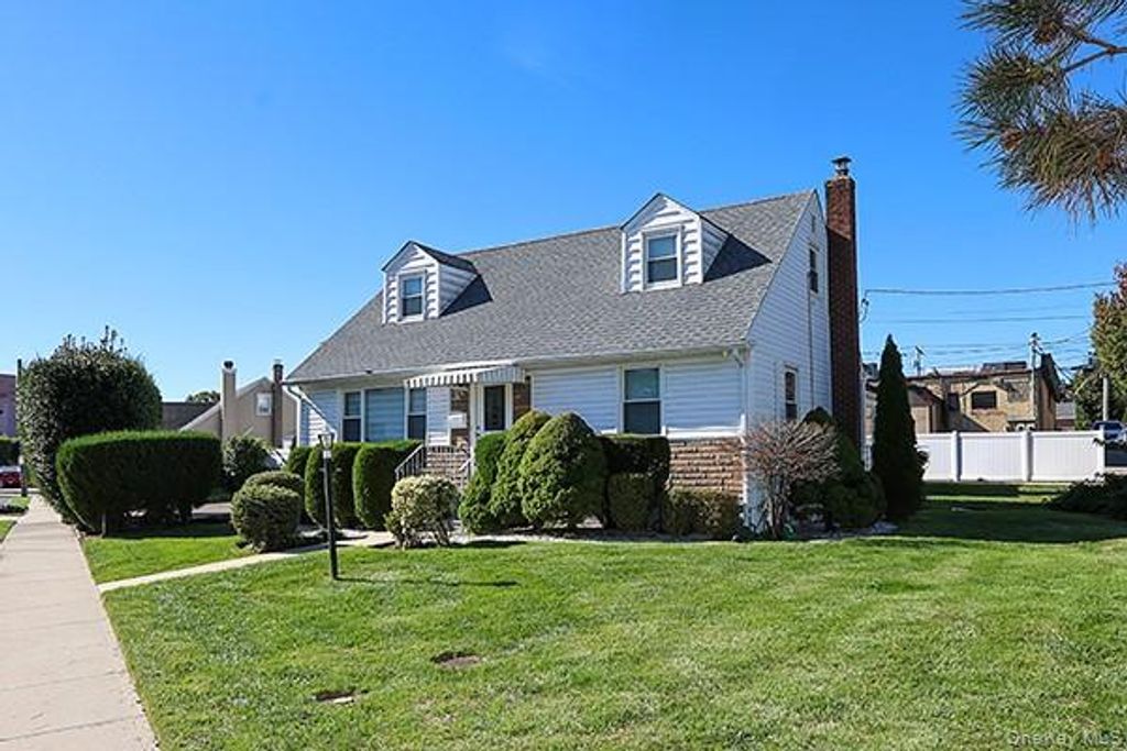 Photo of 132 Bethel Road, Albertson, NY 11507 (MLS # 926388)