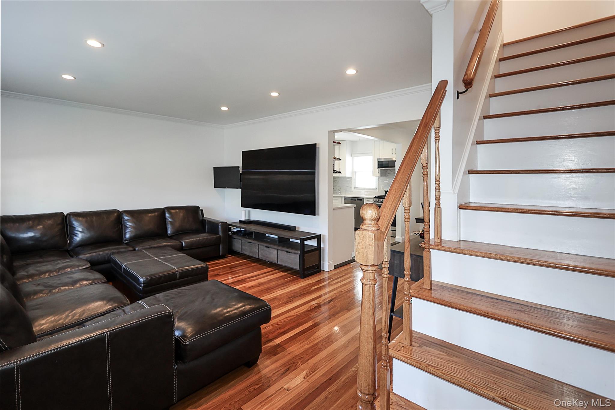 Albertson, New York 11507, United States, 4 Bedrooms Bedrooms, ,2 BathroomsBathrooms,Residential,Active,230920