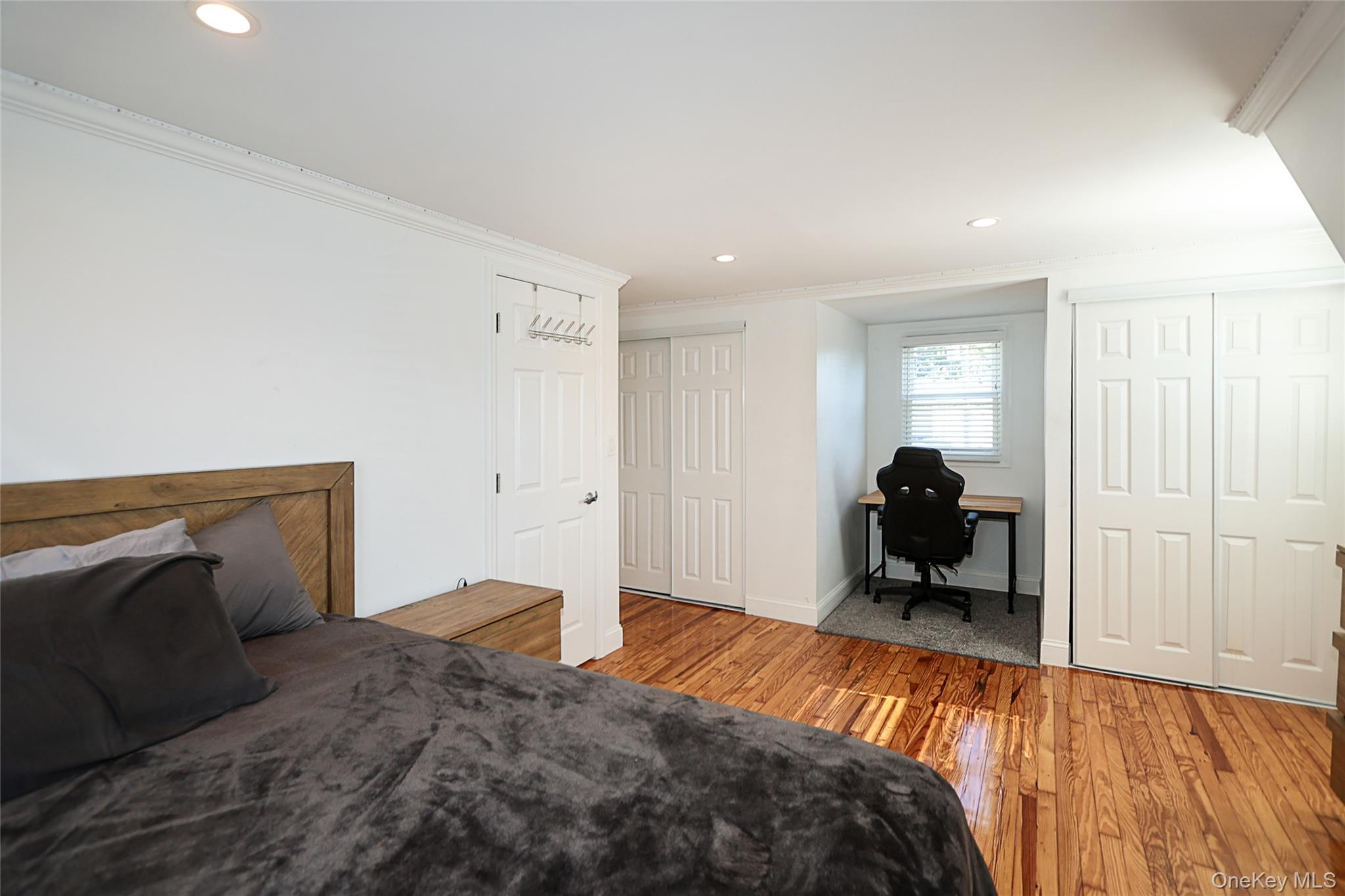 Albertson, New York 11507, United States, 4 Bedrooms Bedrooms, ,2 BathroomsBathrooms,Residential,Active,230920