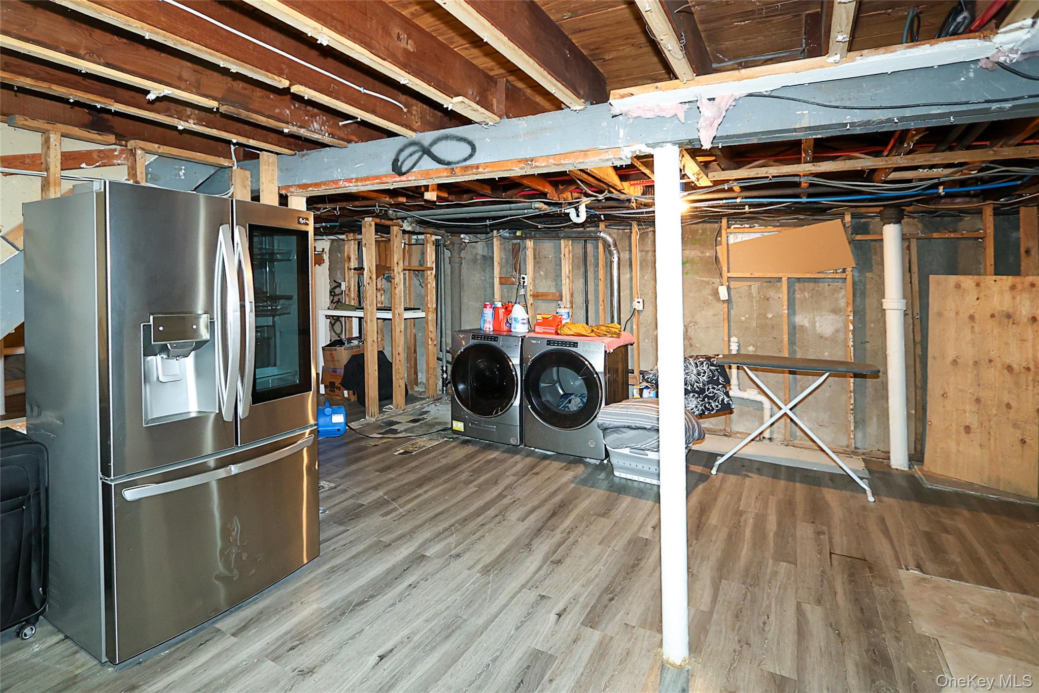 Albertson, New York 11507, United States, 4 Bedrooms Bedrooms, ,2 BathroomsBathrooms,Residential,Active,230920