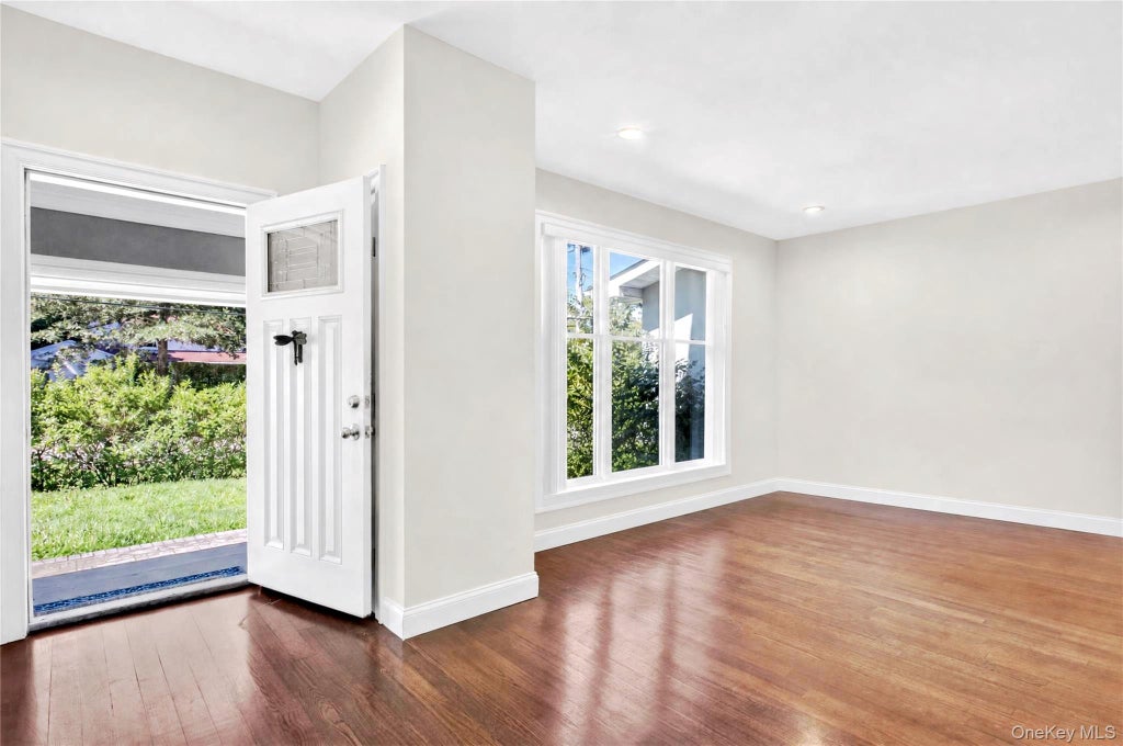 Photo of 51 Bayview Avenue, Great Neck, NY 11021 (MLS # 1059545)