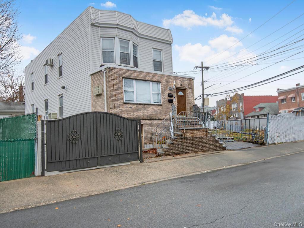 1465 Mayflower Avenue