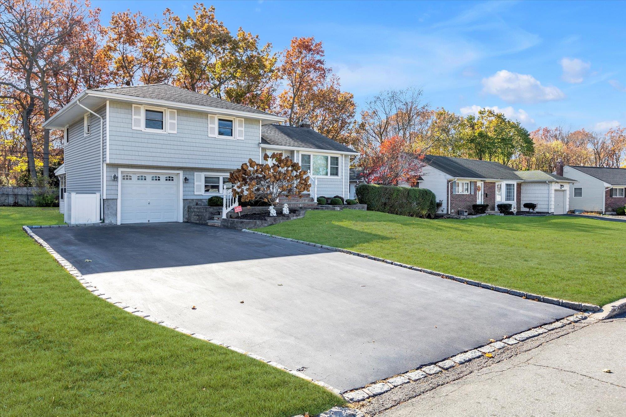 Shirley Court, Commack, Hamptons, NY - 3 Bedrooms  
2 Bathrooms - 