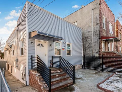 Photo of 940 E 212th Street, Bronx, NY 10469 (MLS # 961888)