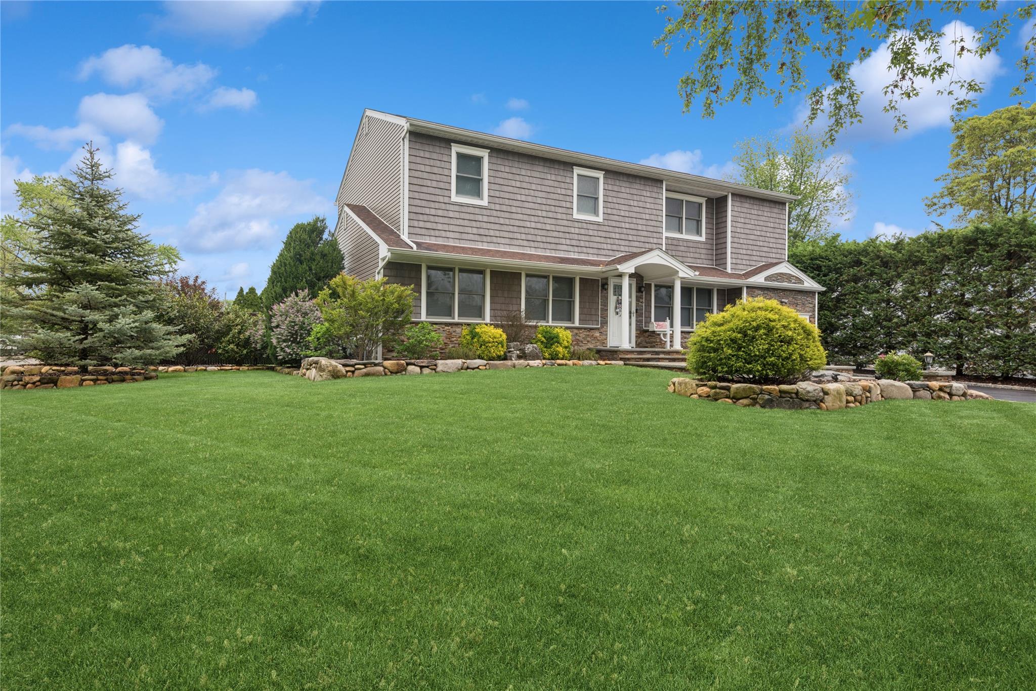 Property for Sale at Greenfield Lane, Commack, Hamptons, NY - Bedrooms: 5 
Bathrooms: 4  - $999,999