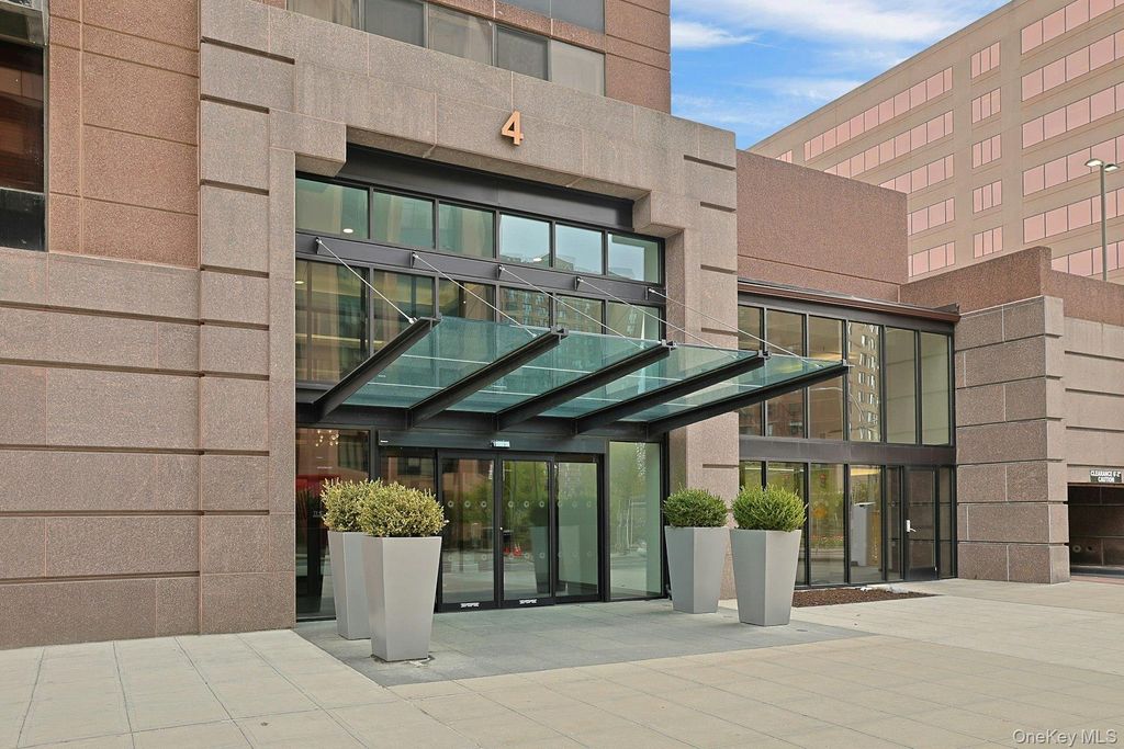 Photo of 4 Martine Ave #421, White Plains, NY 10606 (MLS # 987882)