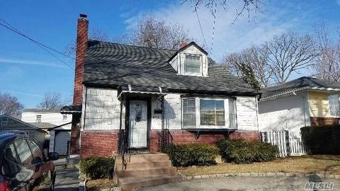 Photo of 492 Pershing Boulevard, Rockville Centre, NY 11570 (MLS # 874333)