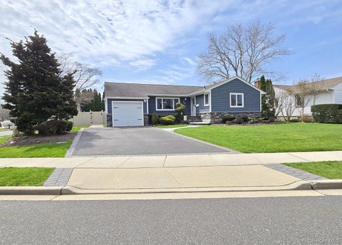 Homes For Sale - 22 Clifford Drive<br/> Farmingdale, NY 11735