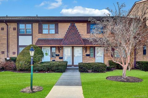 Condo For Sale - 228 Mariners Way Way<br/> Copiague, NY 11726