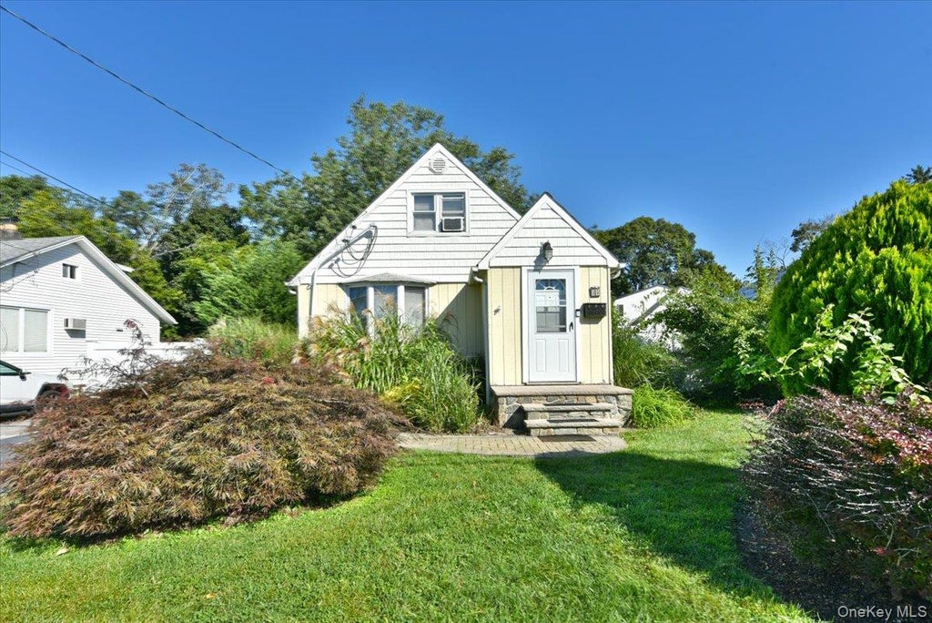Photo of 35 Montauk Drive, Bay Shore, NY 11706 (MLS # 1051700)