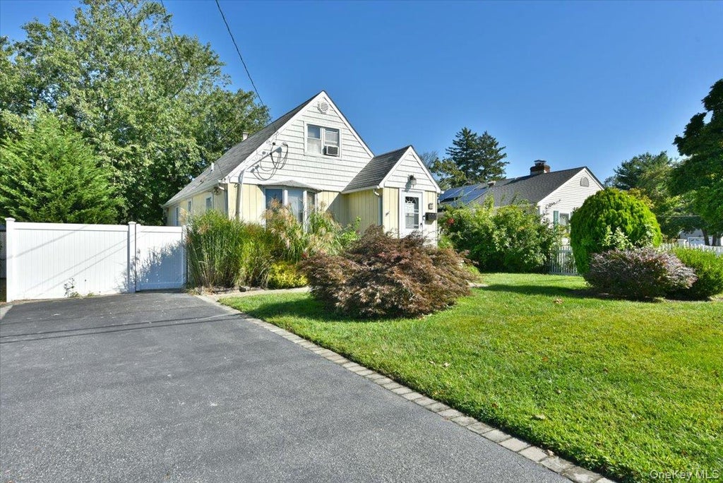 Photo of 35 Montauk Drive, Bay Shore, NY 11706 (MLS # 1051700)