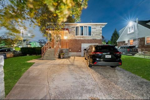 Photo of 97 Arlington Avenue, Valley Stream, NY 11580 (MLS # 968527)