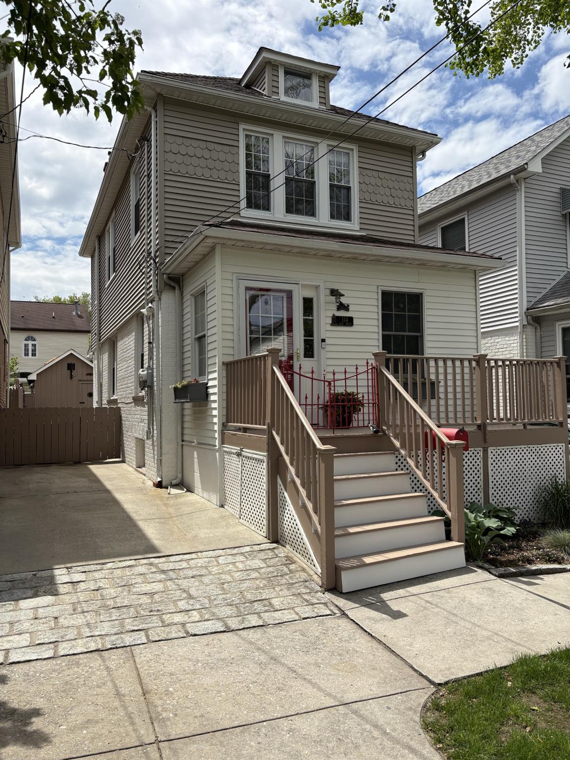 Pilot Street, Bronx, New York - 3 Bedrooms  
2 Bathrooms  
7 Rooms - 