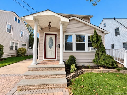 Photo of 53 Harvard Street, Williston Park, NY 11596 (MLS # 1065206)